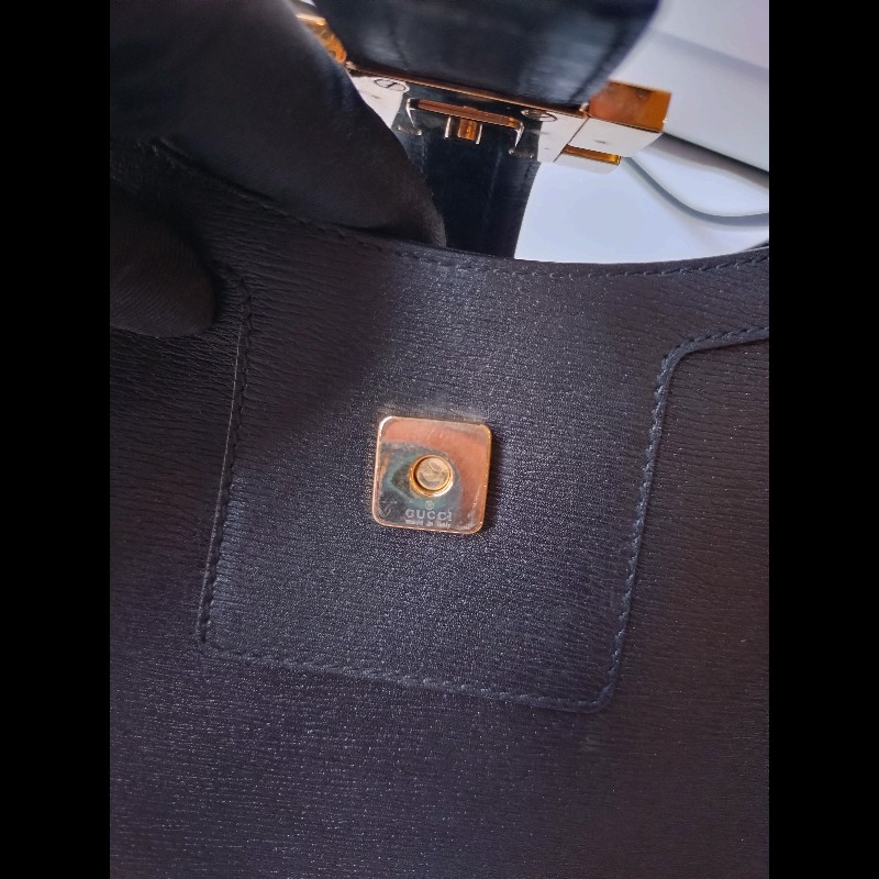 Gucci 細帶黑皮G釦肩側包-20