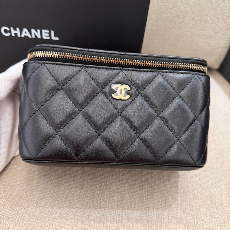 Chanel 黑金羊皮化妝盒子斜背包-1