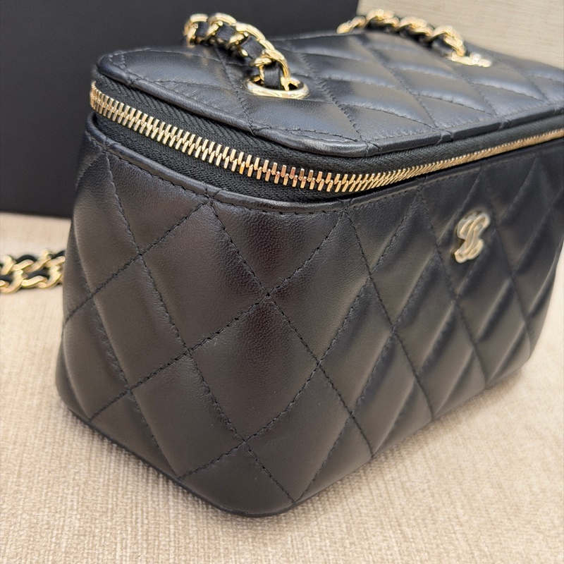 Chanel 黑金羊皮化妝盒子斜背包-5