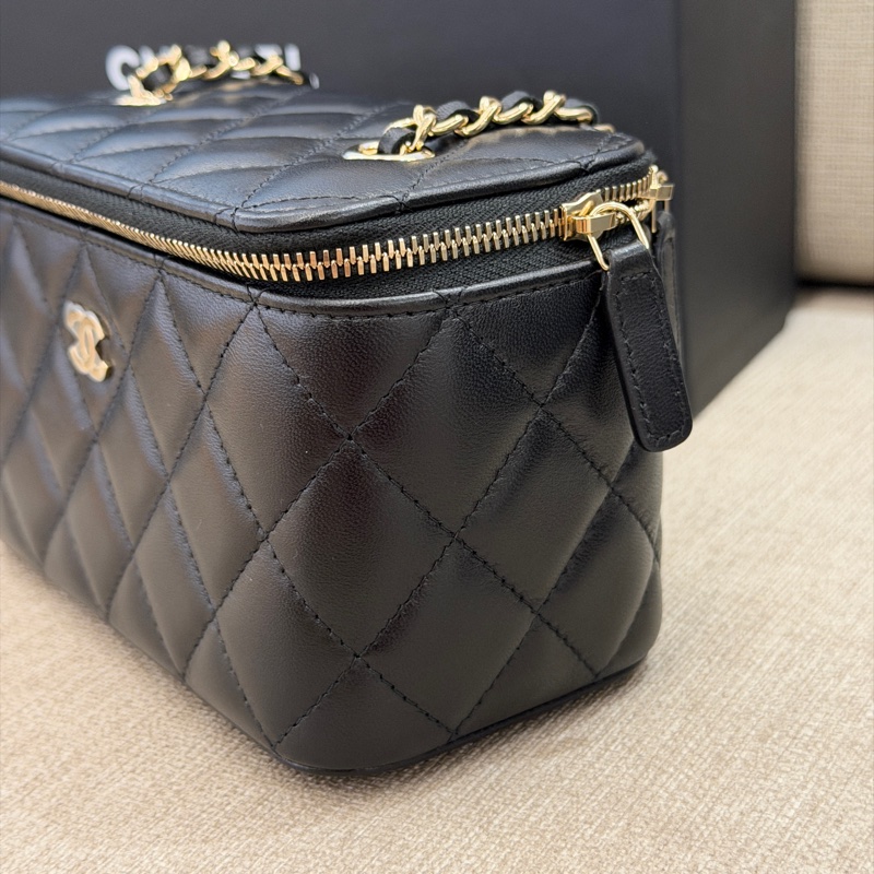 Chanel 黑金羊皮化妝盒子斜背包-6