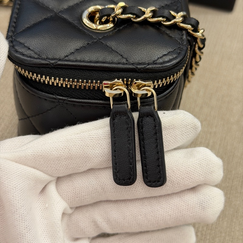 Chanel 黑金羊皮化妝盒子斜背包-7