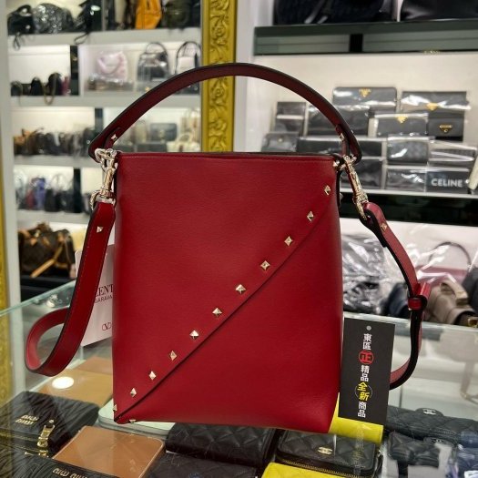 ㊣東區正精品㊣VALENTINO GARAVANI 全新紅色小牛皮鉚釘水桶包斜背包 RZ6047-0