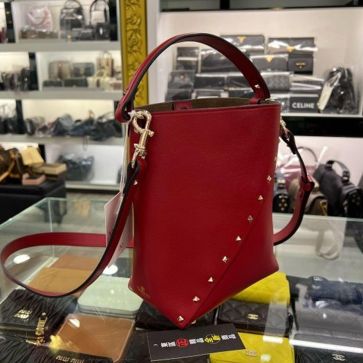 ㊣東區正精品㊣VALENTINO GARAVANI 全新紅色小牛皮鉚釘水桶包斜背包 RZ6047-1
