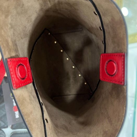 ㊣東區正精品㊣VALENTINO GARAVANI 全新紅色小牛皮鉚釘水桶包斜背包 RZ6047-3