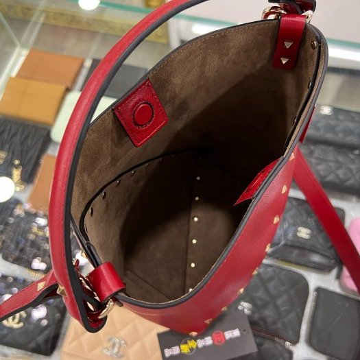 ㊣東區正精品㊣VALENTINO GARAVANI 全新紅色小牛皮鉚釘水桶包斜背包 RZ6047-4