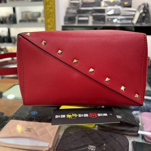 ㊣東區正精品㊣VALENTINO GARAVANI 全新紅色小牛皮鉚釘水桶包斜背包 RZ6047-5