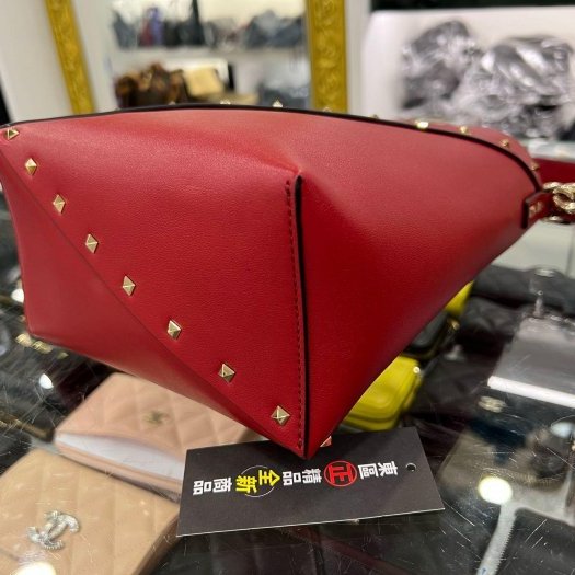 ㊣東區正精品㊣VALENTINO GARAVANI 全新紅色小牛皮鉚釘水桶包斜背包 RZ6047-6