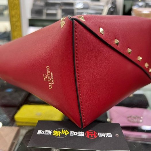㊣東區正精品㊣VALENTINO GARAVANI 全新紅色小牛皮鉚釘水桶包斜背包 RZ6047-7
