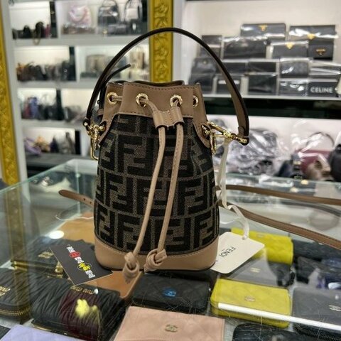 ㊣東區正精品㊣FENDI 8BS093 全新奶茶色牛皮拚帆布束口水桶包斜背包 RZ6007