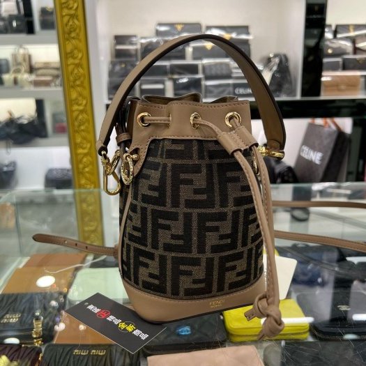 ㊣東區正精品㊣FENDI 8BS093 全新奶茶色牛皮拚帆布束口水桶包斜背包 RZ6007-1