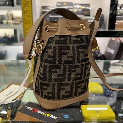 ㊣東區正精品㊣FENDI 8BS093 全新奶茶色牛皮拚帆布束口水桶包斜背包 RZ6007-5