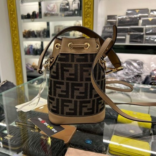 ㊣東區正精品㊣FENDI 8BS093 全新奶茶色牛皮拚帆布束口水桶包斜背包 RZ6007-6