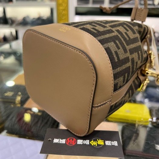㊣東區正精品㊣FENDI 8BS093 全新奶茶色牛皮拚帆布束口水桶包斜背包 RZ6007-8