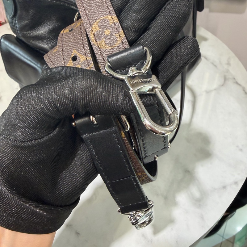 LV 黑羊皮CarryAll CargoVibe PM銀釦肩斜背包M24861-7