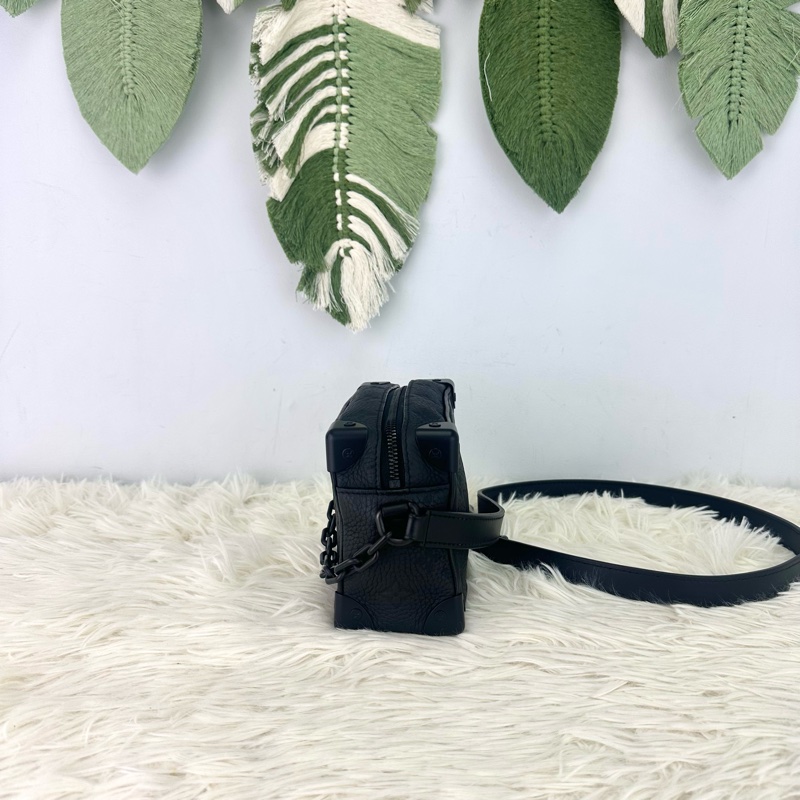 LV Mini Soft truck 黑色真皮壓紋 晶片款 單肩斜肩包-2