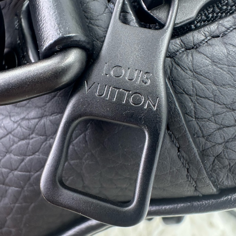 LV Mini Soft truck 黑色真皮壓紋 晶片款 單肩斜肩包-6