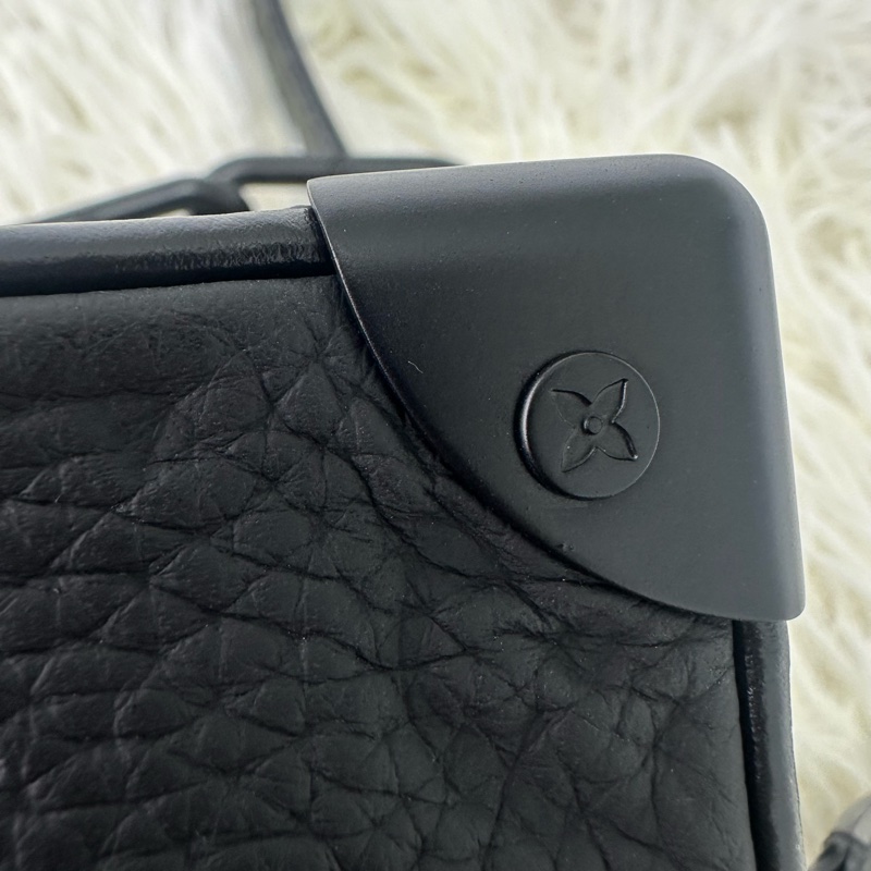 LV Mini Soft truck 黑色真皮壓紋 晶片款 單肩斜肩包-13