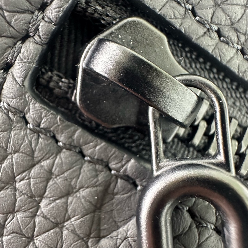 LV Mini Soft truck 黑色真皮壓紋 晶片款 單肩斜肩包-15