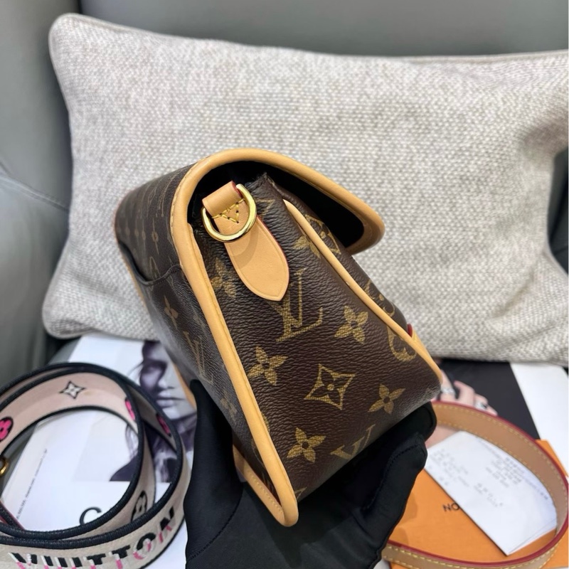 LV diane 法棍包黑色肩帶-1