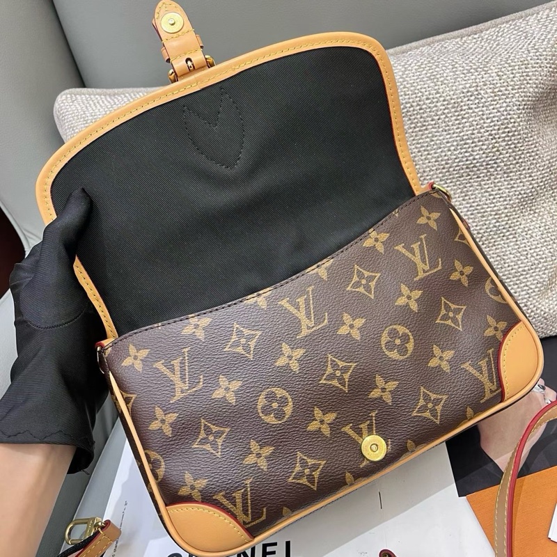 LV diane 法棍包黑色肩帶-4