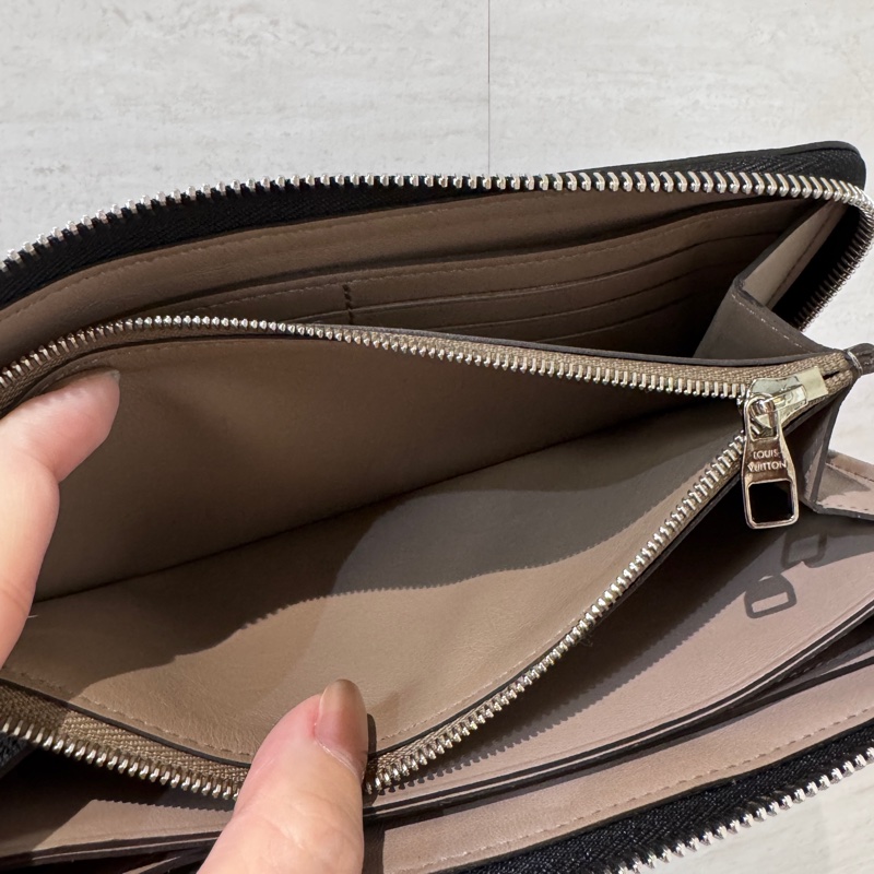 LV Comete 黑牛皮拉鍊長夾 少見款-9