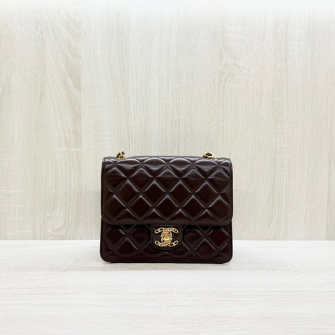 CHANEL酒紅色金釦羊皮23A季節款口蓋包AS4056