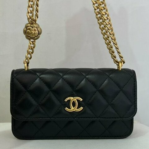 CHANEL黑羊皮金釦山茶花調節釦手機斜背包