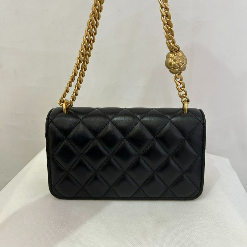 CHANEL黑羊皮金釦山茶花調節釦手機斜背包-1