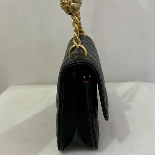 CHANEL黑羊皮金釦山茶花調節釦手機斜背包-2