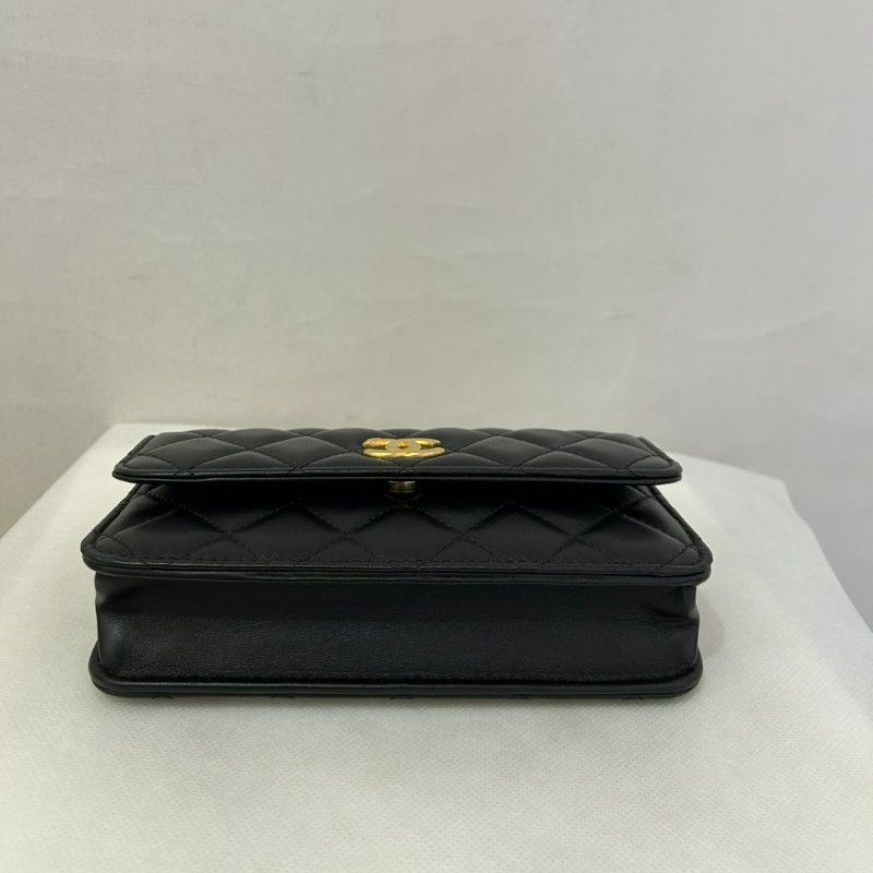 CHANEL黑羊皮金釦山茶花調節釦手機斜背包-4