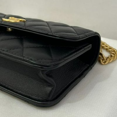 CHANEL黑羊皮金釦山茶花調節釦手機斜背包-5