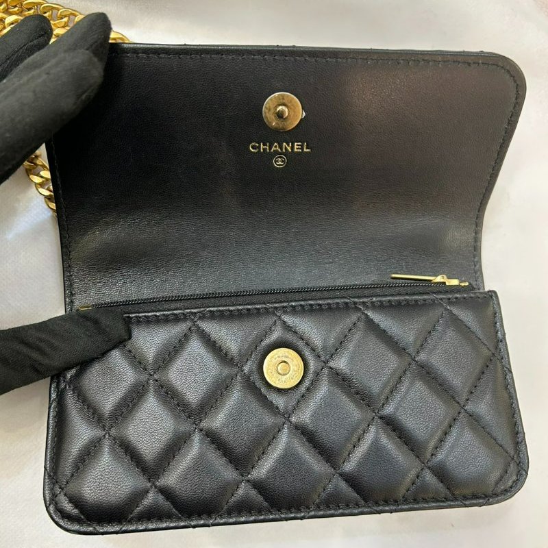 CHANEL黑羊皮金釦山茶花調節釦手機斜背包-6