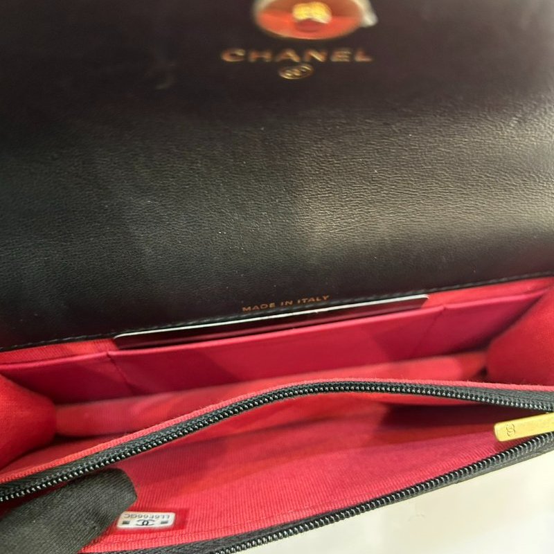 CHANEL黑羊皮金釦山茶花調節釦手機斜背包-7