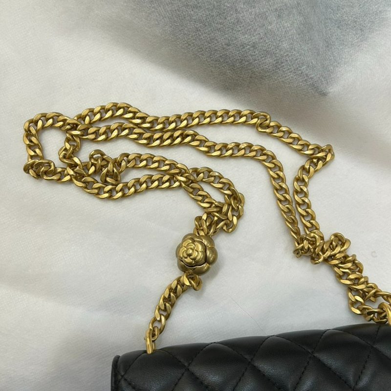 CHANEL黑羊皮金釦山茶花調節釦手機斜背包-8