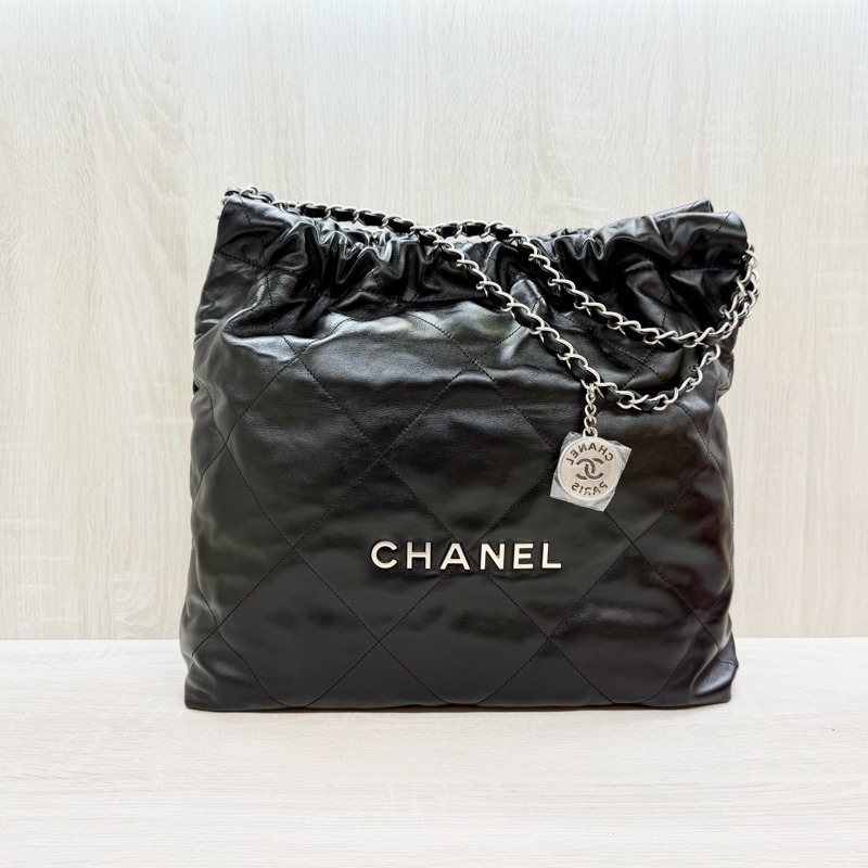 CHANEL黑色小牛皮銀鍊中號22包/AS3261-0
