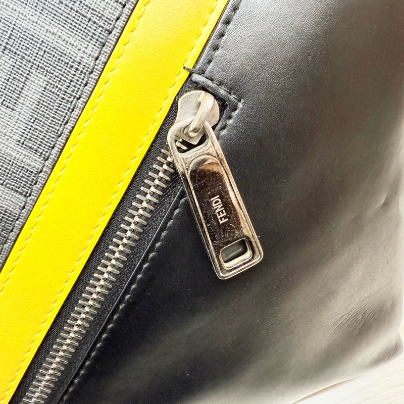 FENDI黑灰拼黃色一字拉鍊側背包7VA470ALKAF0R2A-14