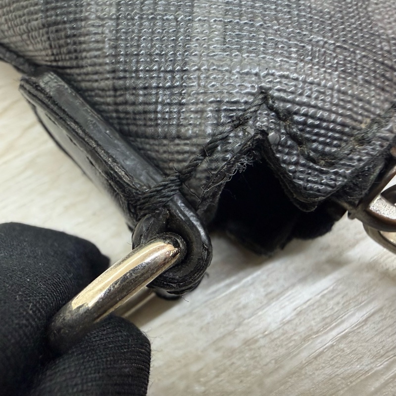 FENDI黑灰拼黃色一字拉鍊側背包7VA470ALKAF0R2A-21