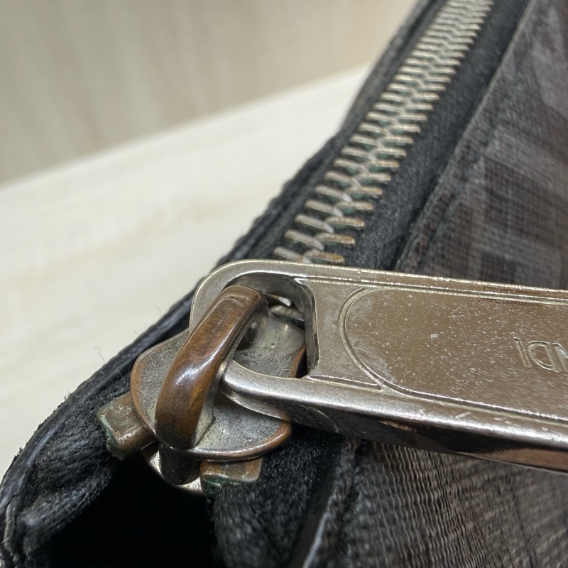 FENDI黑灰拼黃色一字拉鍊側背包7VA470ALKAF0R2A-22