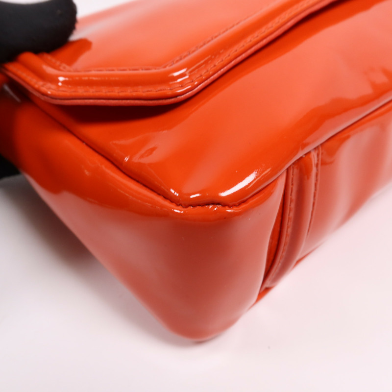 CHANEL 漆皮皮革Chain Shoulder Bag銀扣肩背袋-10