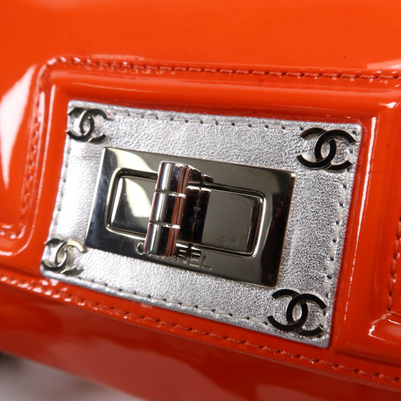 CHANEL 漆皮皮革Chain Shoulder Bag銀扣肩背袋-13