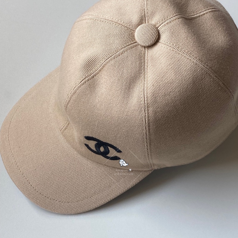 『全新全配』Chanel 雙C Logo 奶茶色 鴨舌帽 棒球帽-1