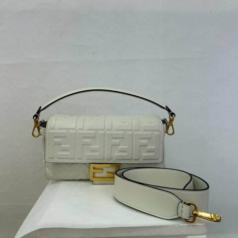 FENDI白色羊皮FF法棍包