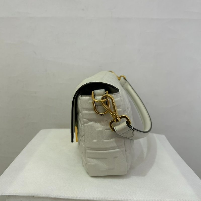 FENDI白色羊皮FF法棍包-1