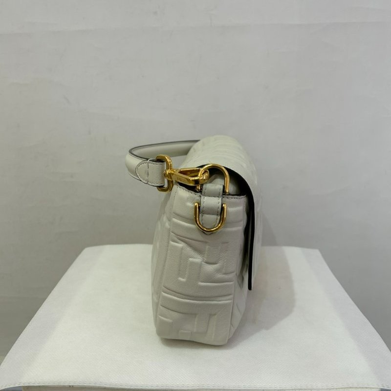 FENDI白色羊皮FF法棍包-2