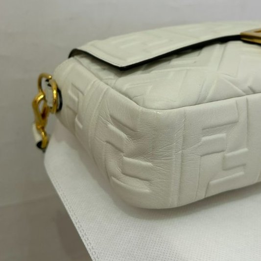 FENDI白色羊皮FF法棍包-6