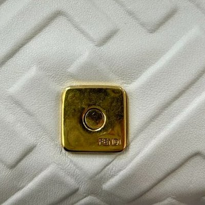 FENDI白色羊皮FF法棍包-8