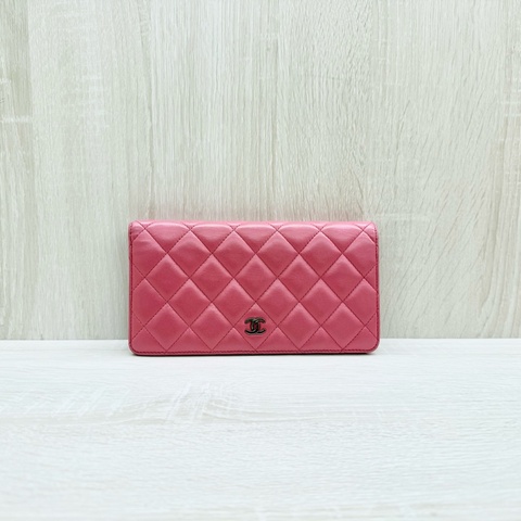 CHANEL粉色羊皮銀扣菱格對開長夾/A31509