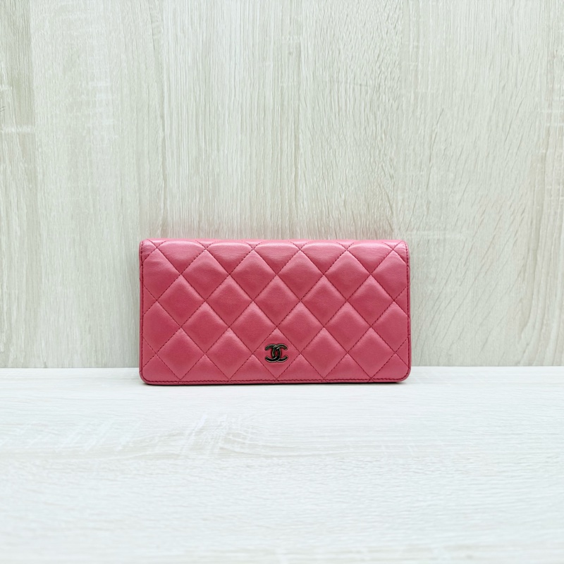 CHANEL粉色羊皮銀扣菱格對開長夾/A31509-0
