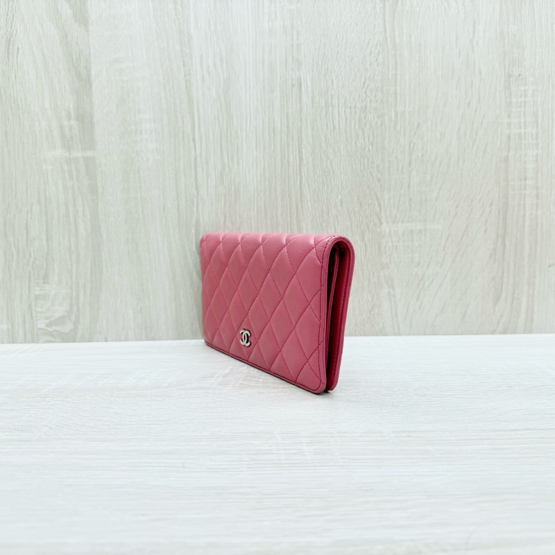 CHANEL粉色羊皮銀扣菱格對開長夾/A31509-2