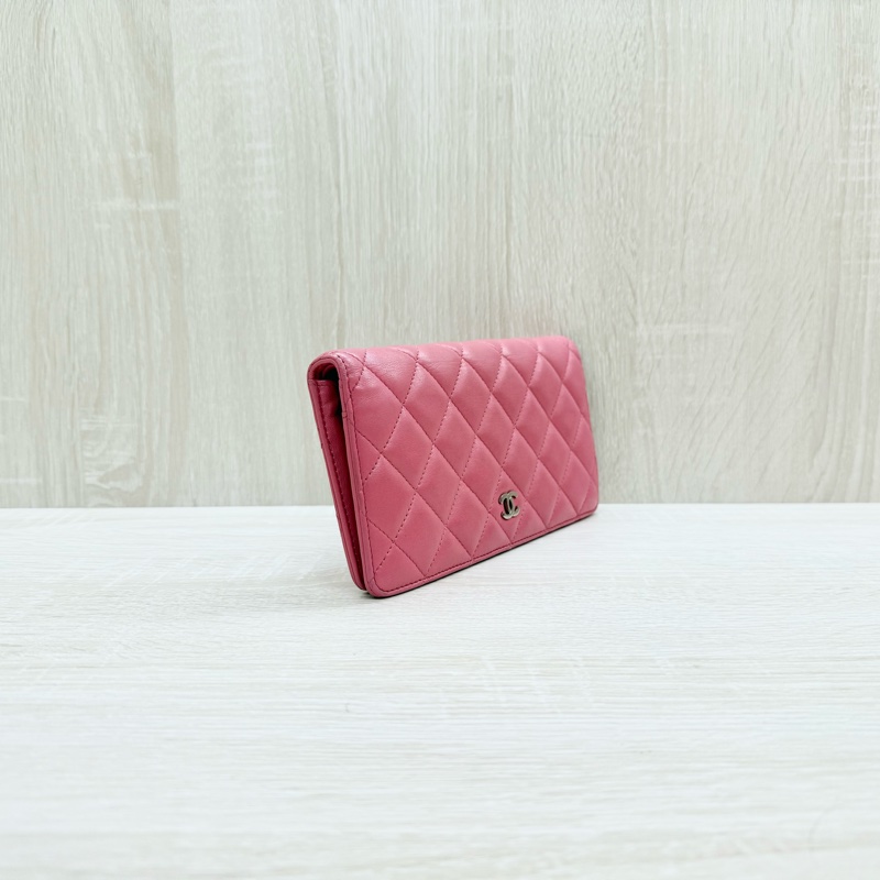 CHANEL粉色羊皮銀扣菱格對開長夾/A31509-3